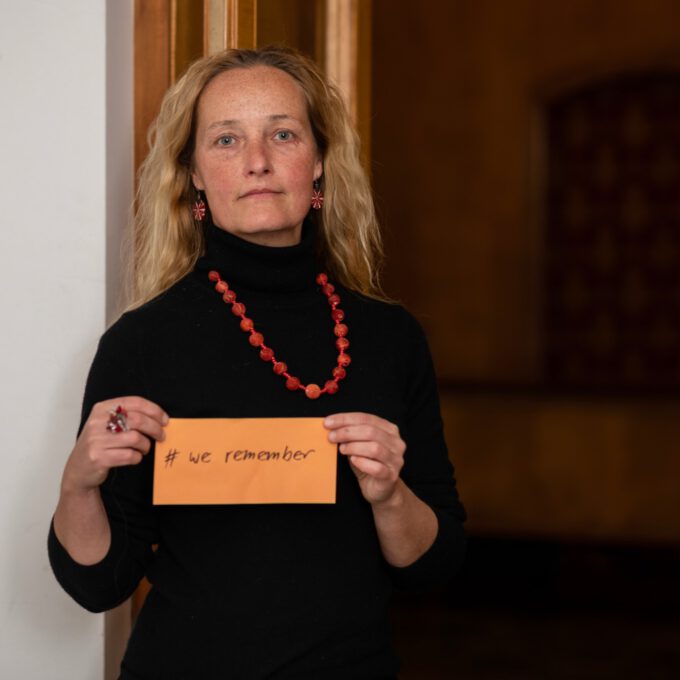 Mitarbeiter:innen der Schola Cantorum Leipzig mit dem Hashtag #weremember
