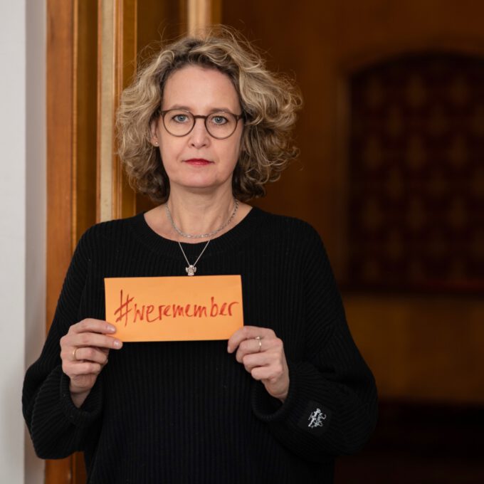 Mitarbeiter:innen der Schola Cantorum Leipzig mit dem Hashtag #weremember