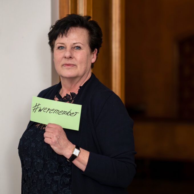 Mitarbeiter:innen der Schola Cantorum Leipzig mit dem Hashtag #weremember