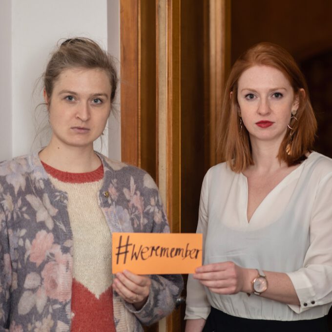 Mitarbeiter:innen der Schola Cantorum Leipzig mit dem Hashtag #weremember