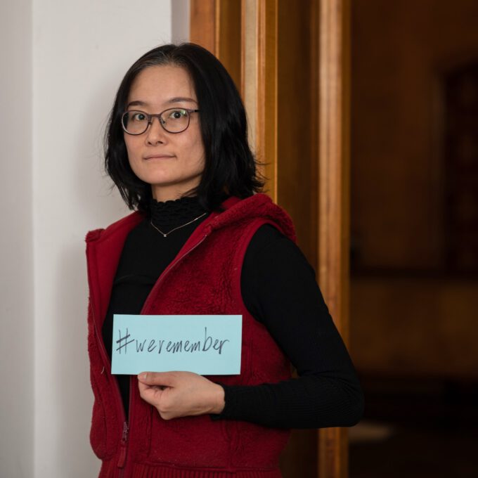 Mitarbeiter:innen der Schola Cantorum Leipzig mit dem Hashtag #weremember