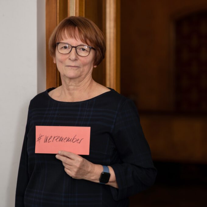 Mitarbeiter:innen der Schola Cantorum Leipzig mit dem Hashtag #weremember