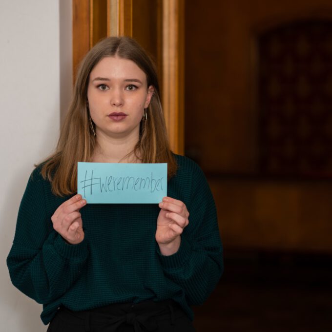 Mitarbeiter:innen der Schola Cantorum Leipzig mit dem Hashtag #weremember