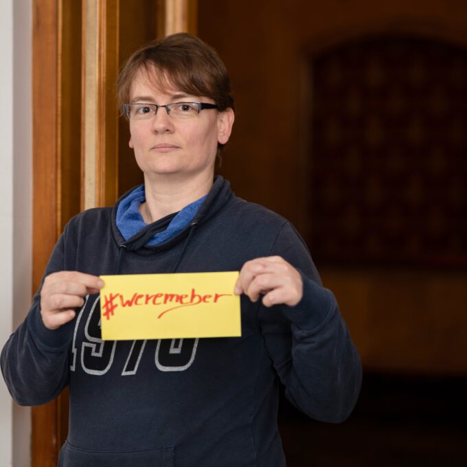 Mitarbeiter:innen Der Schola Cantorum Leipzig Mit Dem Hashtag #weremember