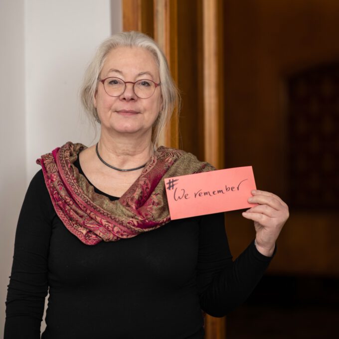 Mitarbeiter:innen der Schola Cantorum Leipzig mit dem Hashtag #weremember