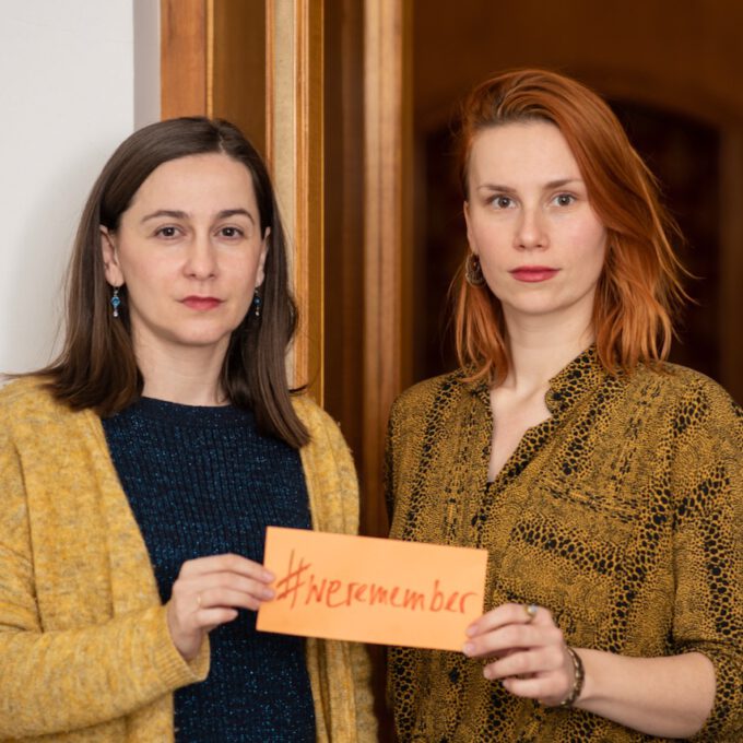 Mitarbeiter:innen der Schola Cantorum Leipzig mit dem Hashtag #weremember