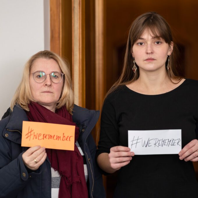 Mitarbeiter:innen der Schola Cantorum Leipzig mit dem Hashtag #weremember