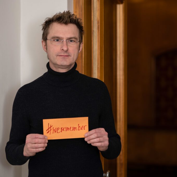 Mitarbeiter:innen der Schola Cantorum Leipzig mit dem Hashtag #weremember
