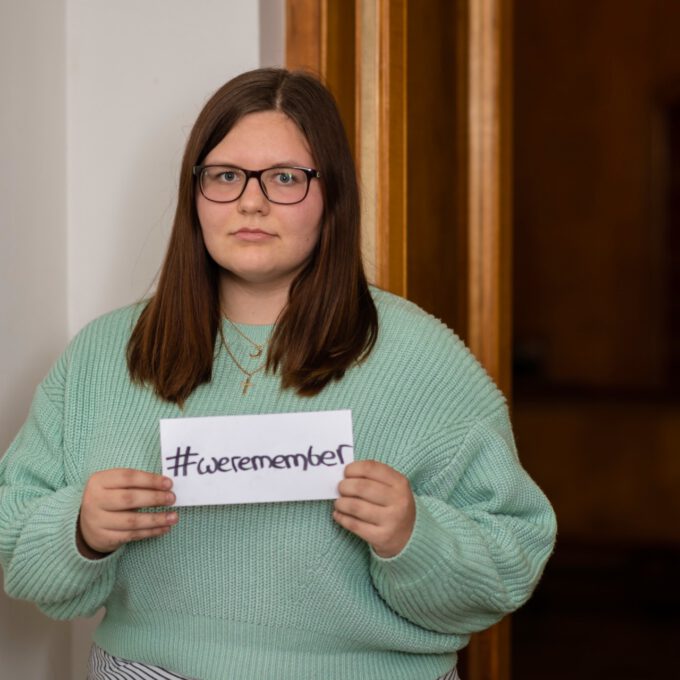 Mitarbeiter:innen der Schola Cantorum Leipzig mit dem Hashtag #weremember