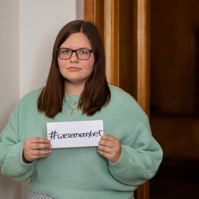 Mitarbeiter:innen Der Schola Cantorum Leipzig Mit Dem Hashtag #weremember