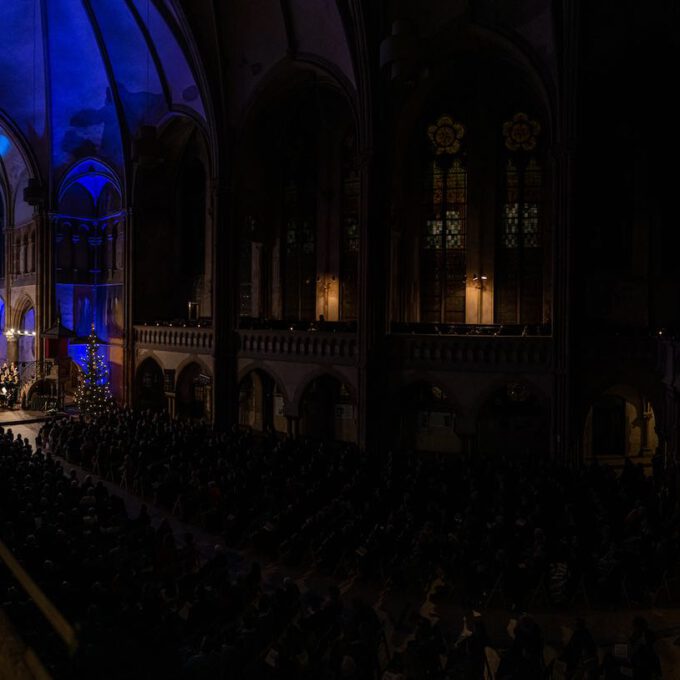 Traditionelles Weihnachtsliedersingen von Mädchen- und Frauenchor in der stimmungsvoll erleuchteten Leipziger Peterskirche
