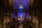 Traditionelles Weihnachtsliedersingen von Mädchen- und Frauenchor in der stimmungsvoll erleuchteten Leipziger Peterskirche