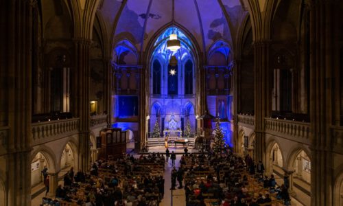 Traditionelles Weihnachtsliedersingen von Mädchen- und Frauenchor in der stimmungsvoll erleuchteten Leipziger Peterskirche