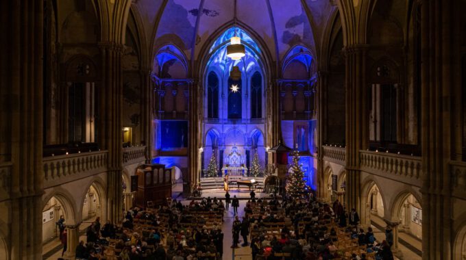 Traditionelles Weihnachtsliedersingen von Mädchen- und Frauenchor in der stimmungsvoll erleuchteten Leipziger Peterskirche