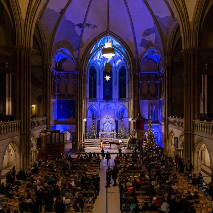 Traditionelles Weihnachtsliedersingen von Mädchen- und Frauenchor in der stimmungsvoll erleuchteten Leipziger Peterskirche