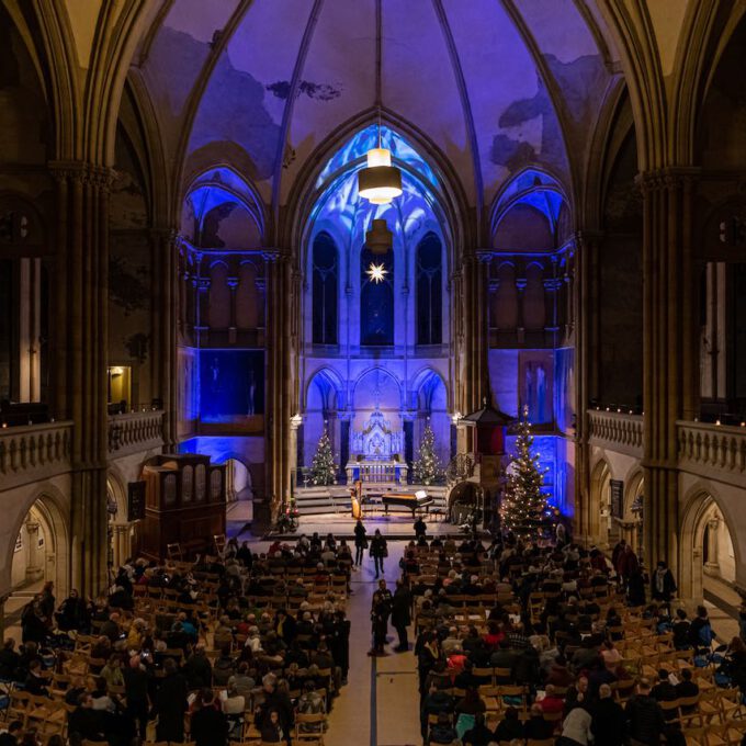 Traditionelles Weihnachtsliedersingen Von Mädchen- Und Frauenchor In Der Stimmungsvoll Erleuchteten Leipziger Peterskirche