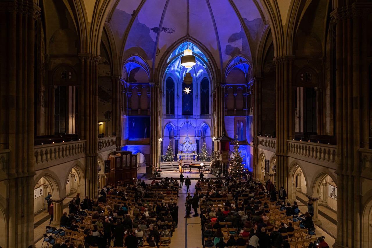 Traditionelles Weihnachtsliedersingen von Mädchen- und Frauenchor in der stimmungsvoll erleuchteten Leipziger Peterskirche