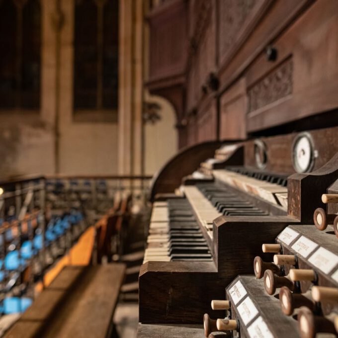 Traditionelles Weihnachtsliedersingen Von Mädchen- Und Frauenchor In Der Stimmungsvoll Erleuchteten Leipziger Peterskirche