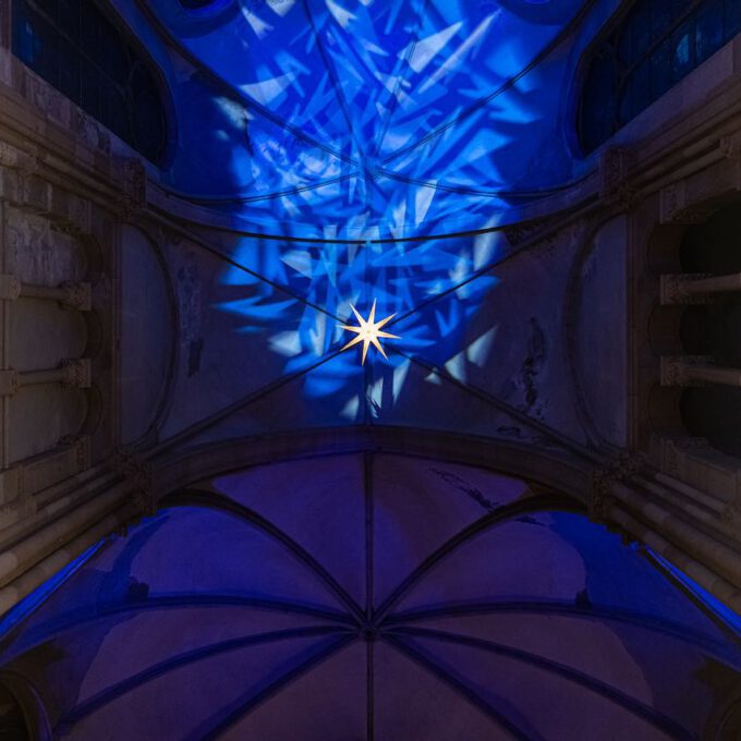 Traditionelles Weihnachtsliedersingen von Mädchen- und Frauenchor in der stimmungsvoll erleuchteten Leipziger Peterskirche