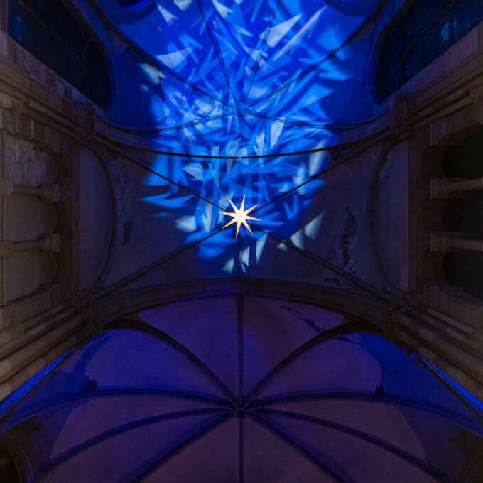 Traditionelles Weihnachtsliedersingen Von Mädchen- Und Frauenchor In Der Stimmungsvoll Erleuchteten Leipziger Peterskirche