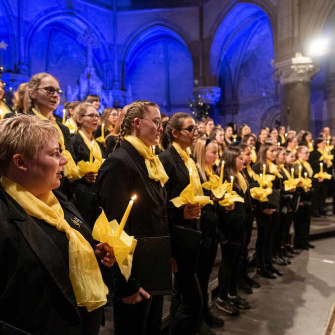 Traditionelles Weihnachtsliedersingen von Mädchen- und Frauenchor in der stimmungsvoll erleuchteten Leipziger Peterskirche