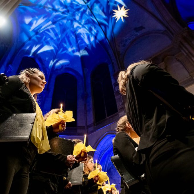 Traditionelles Weihnachtsliedersingen von Mädchen- und Frauenchor in der stimmungsvoll erleuchteten Leipziger Peterskirche