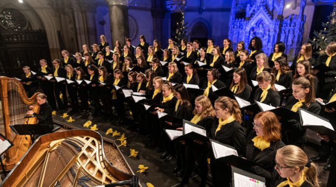 Traditionelles Weihnachtsliedersingen von Mädchen- und Frauenchor in der stimmungsvoll erleuchteten Leipziger Peterskirche