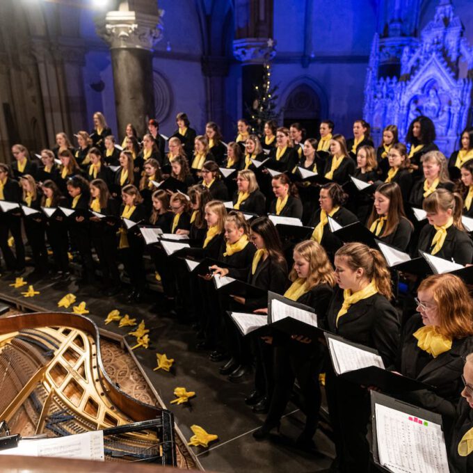 Traditionelles Weihnachtsliedersingen von Mädchen- und Frauenchor in der stimmungsvoll erleuchteten Leipziger Peterskirche