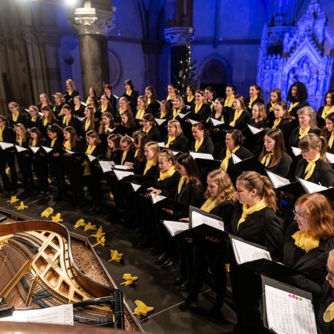 Traditionelles Weihnachtsliedersingen Von Mädchen- Und Frauenchor In Der Stimmungsvoll Erleuchteten Leipziger Peterskirche