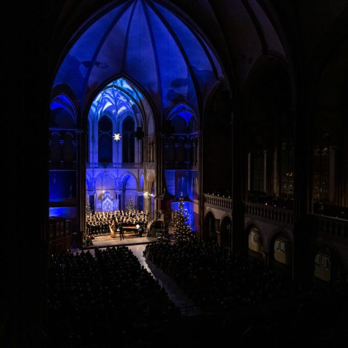 Traditionelles Weihnachtsliedersingen von Mädchen- und Frauenchor in der stimmungsvoll erleuchteten Leipziger Peterskirche