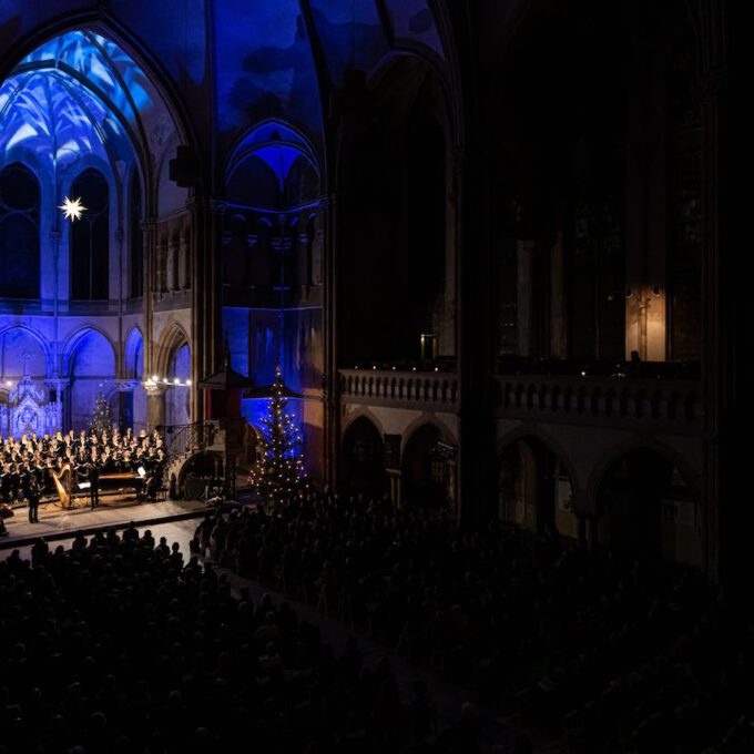 Traditionelles Weihnachtsliedersingen von Mädchen- und Frauenchor in der stimmungsvoll erleuchteten Leipziger Peterskirche