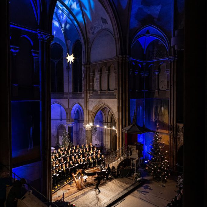 Traditionelles Weihnachtsliedersingen von Mädchen- und Frauenchor in der stimmungsvoll erleuchteten Leipziger Peterskirche