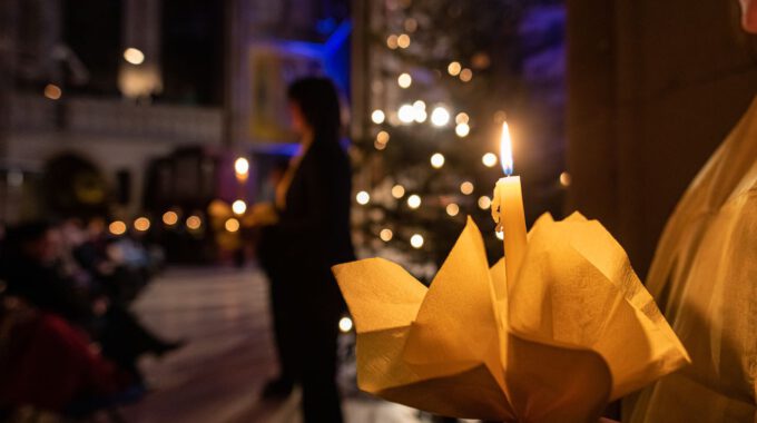 Traditionelles Weihnachtsliedersingen von Mädchen- und Frauenchor in der stimmungsvoll erleuchteten Leipziger Peterskirche