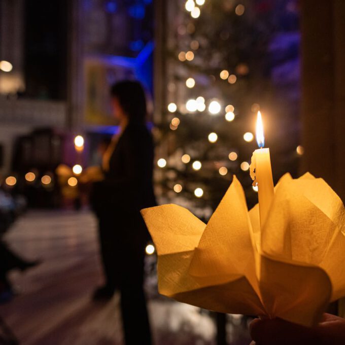 Traditionelles Weihnachtsliedersingen von Mädchen- und Frauenchor in der stimmungsvoll erleuchteten Leipziger Peterskirche