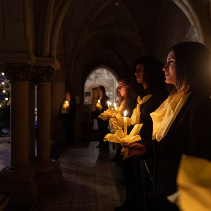 Traditionelles Weihnachtsliedersingen von Mädchen- und Frauenchor in der stimmungsvoll erleuchteten Leipziger Peterskirche
