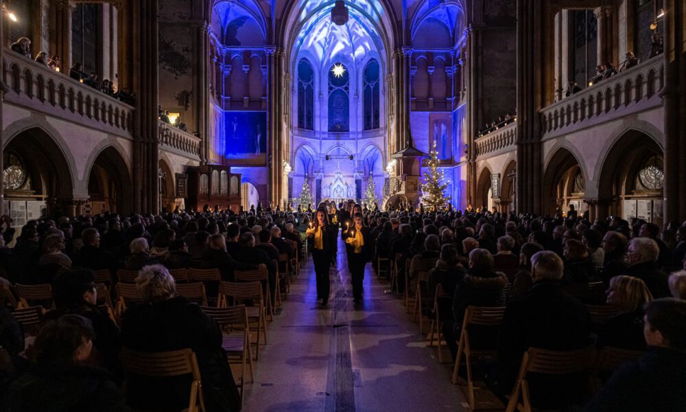Traditionelles Weihnachtsliedersingen von Mädchen- und Frauenchor in der stimmungsvoll erleuchteten Leipziger Peterskirche