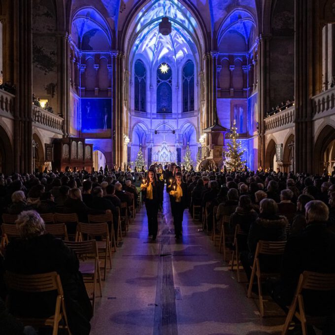 Traditionelles Weihnachtsliedersingen von Mädchen- und Frauenchor in der stimmungsvoll erleuchteten Leipziger Peterskirche
