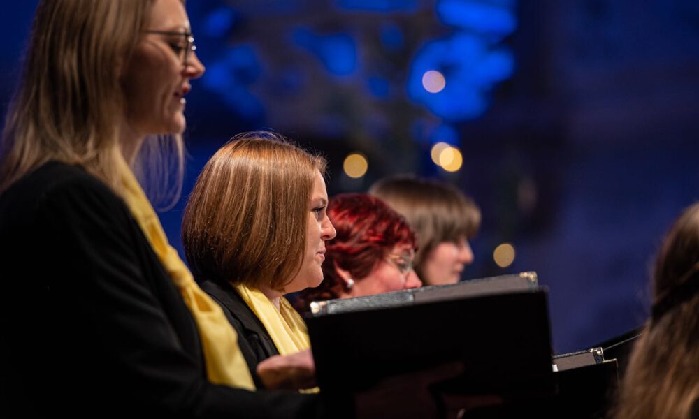 Traditionelles Weihnachtsliedersingen von Mädchen- und Frauenchor in der stimmungsvoll erleuchteten Leipziger Peterskirche