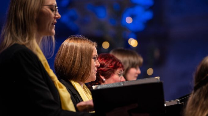 Traditionelles Weihnachtsliedersingen von Mädchen- und Frauenchor in der stimmungsvoll erleuchteten Leipziger Peterskirche