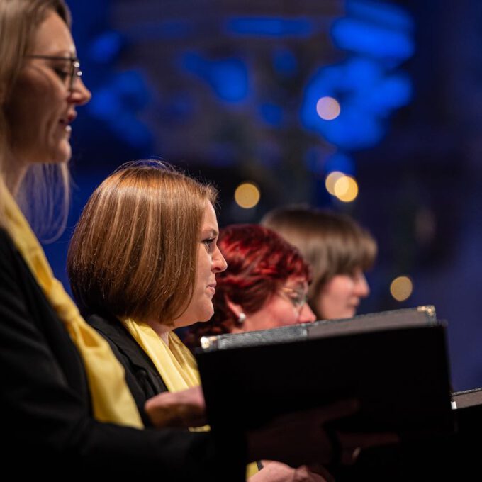 Traditionelles Weihnachtsliedersingen von Mädchen- und Frauenchor in der stimmungsvoll erleuchteten Leipziger Peterskirche