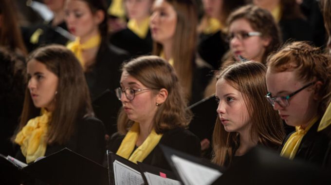 Traditionelles Weihnachtsliedersingen von Mädchen- und Frauenchor in der stimmungsvoll erleuchteten Leipziger Peterskirche