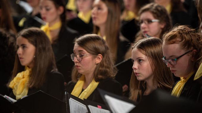 Traditionelles Weihnachtsliedersingen Von Mädchen- Und Frauenchor In Der Stimmungsvoll Erleuchteten Leipziger Peterskirche