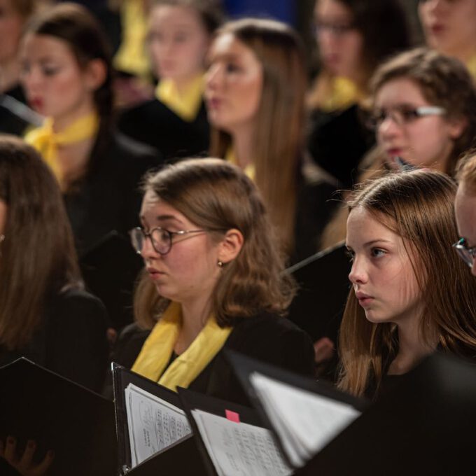Traditionelles Weihnachtsliedersingen von Mädchen- und Frauenchor in der stimmungsvoll erleuchteten Leipziger Peterskirche