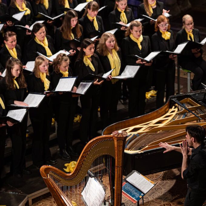 Traditionelles Weihnachtsliedersingen von Mädchen- und Frauenchor in der stimmungsvoll erleuchteten Leipziger Peterskirche