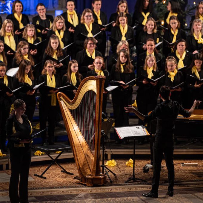 Traditionelles Weihnachtsliedersingen von Mädchen- und Frauenchor in der stimmungsvoll erleuchteten Leipziger Peterskirche