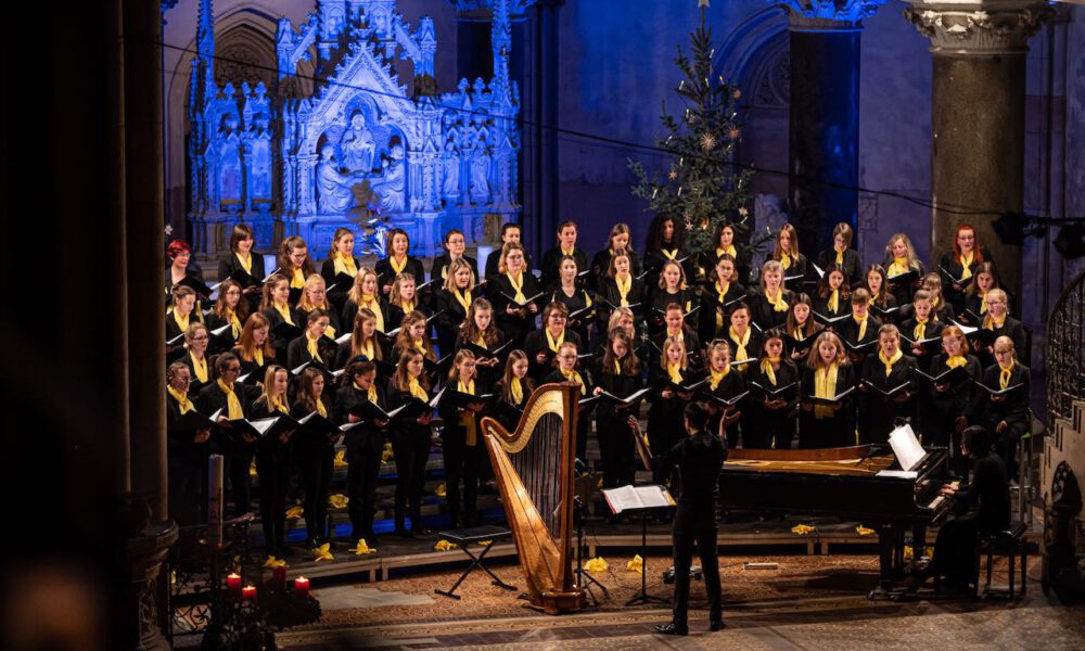 Traditionelles Weihnachtsliedersingen von Mädchen- und Frauenchor in der stimmungsvoll erleuchteten Leipziger Peterskirche