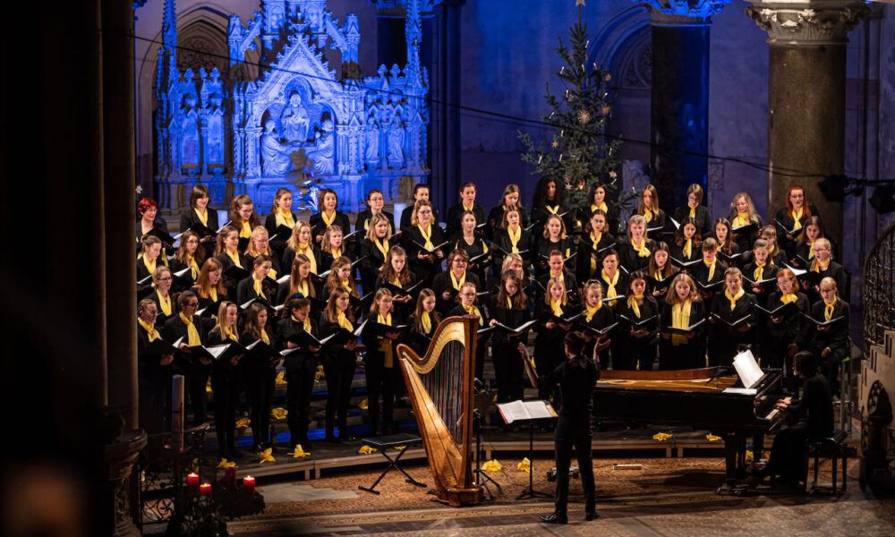 Traditionelles Weihnachtsliedersingen Von Mädchen- Und Frauenchor In Der Stimmungsvoll Erleuchteten Leipziger Peterskirche