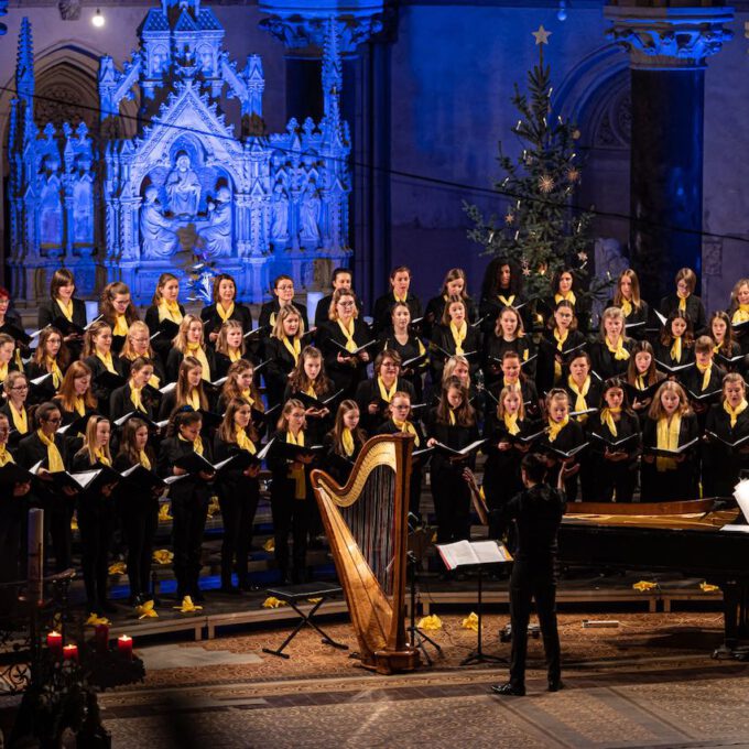 Traditionelles Weihnachtsliedersingen von Mädchen- und Frauenchor in der stimmungsvoll erleuchteten Leipziger Peterskirche