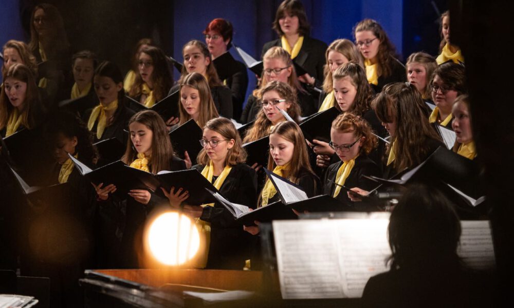 Traditionelles Weihnachtsliedersingen von Mädchen- und Frauenchor in der stimmungsvoll erleuchteten Leipziger Peterskirche
