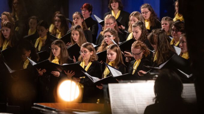 Traditionelles Weihnachtsliedersingen von Mädchen- und Frauenchor in der stimmungsvoll erleuchteten Leipziger Peterskirche